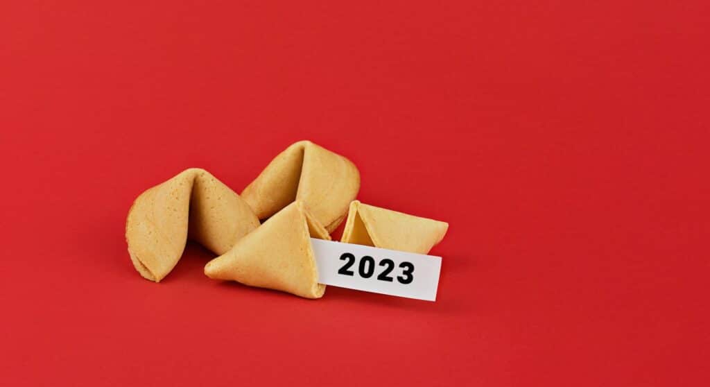 Galletas de la fortuna chinas. Cookies con texto blanco en blanco y 2023 en el interior para palabras de predicción